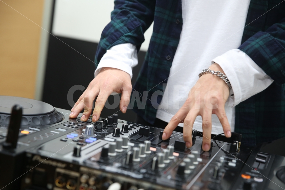 EDM,클로즈업,손,음악장비,EDM장비,사람,인물,인간,human,person,신체일부,몸,body,정보통신기술,전자기기,전자제품,it,information,technology,electronic equipment,악기,음향기기,musical instrument,musical equipment