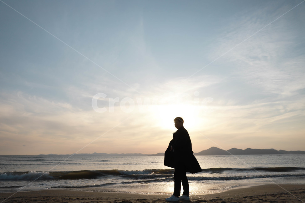 바다,역광,오션뷰,ocean,sea,하늘,구름,사람,실루엣,사람,인물,인간,human,person,남성,남자,man,male