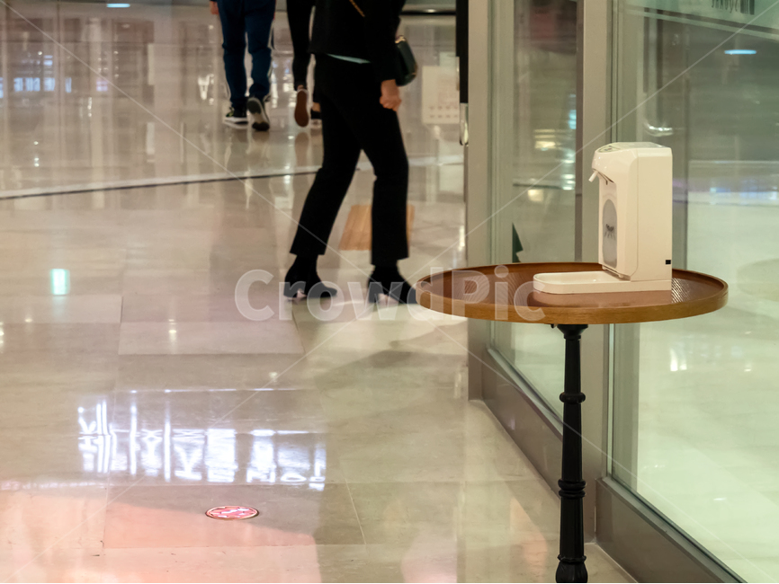 flooring,person,사람,clothing,바닥,floor,인간,human,의류,footwear,신발류,shoe,구두,apparel,의복