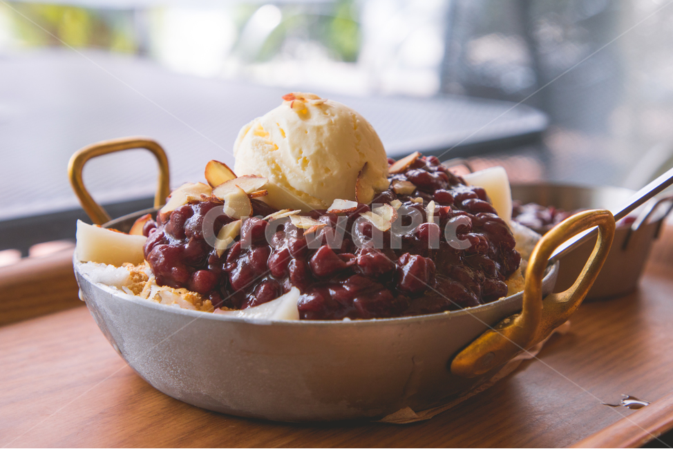 빙수,아이스크림,팥,카페,간식,창가,쟁반,디저트,후식,여름,팥빙수,음식,먹거리,음식,식재료,요리,food,cook,meal,dishes,food reserves,디저트,간식,후식,dessert,snack