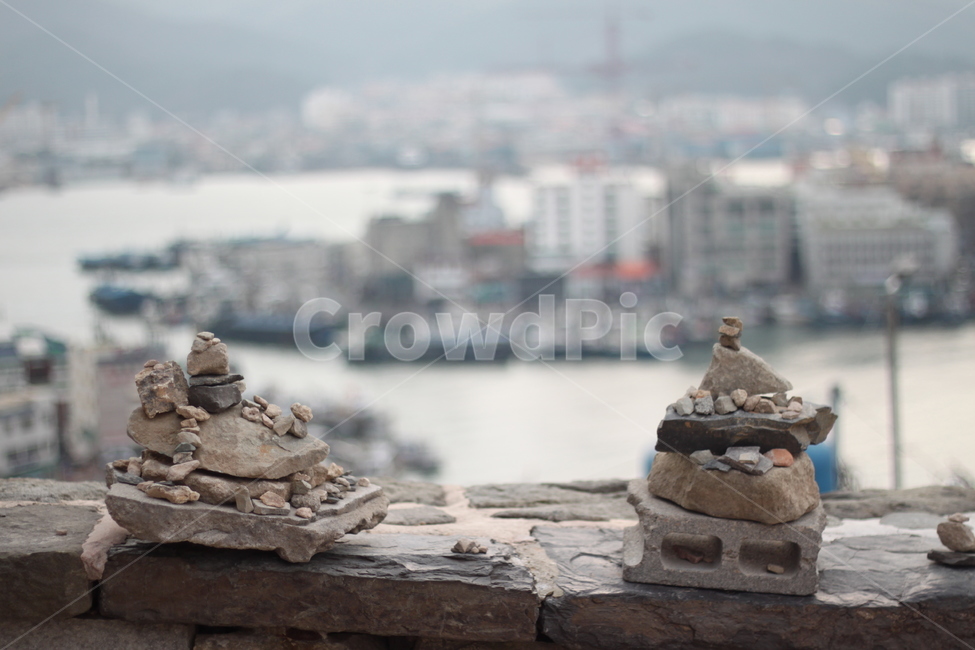 바다,항구,돌탑,기원,소원돌탑,돌무더기,바닷가,도시풍경,건물,항만,전망,배경흐림,풍경,아웃포커스,쌓은돌,여행,관광,해안,수평선,도시전경,감성사진,경치,자연,도시와자연,휴양,문화,소원,분위기,촬영포인트,자유,고요함,평온,휴식,여행스냅,돌벽,회색도시,일상탈출,감성여행,바다전망,힐링,종교,신앙,religion,belief,faith