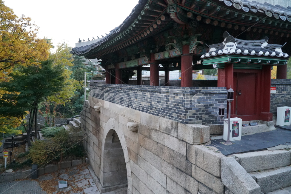 창의문,한양도성,성문,성곽,한국,한국전통,문화재,유적,유적지,korea,서울,seoul,종로구,청운동,culturalassets,culturaltreasure,culturalproperties,성벽,캐슬,castle,한옥,전통,기와,풍경,10월,autumn,fall,landscape,october,건축,전통건물,건물,목조,목조건물,한국문화,전통문화,한국적인,한국전통,한국문화,korean traditional,korean culture,건축물,건물외관,exterior,building,structure,architecture,construction