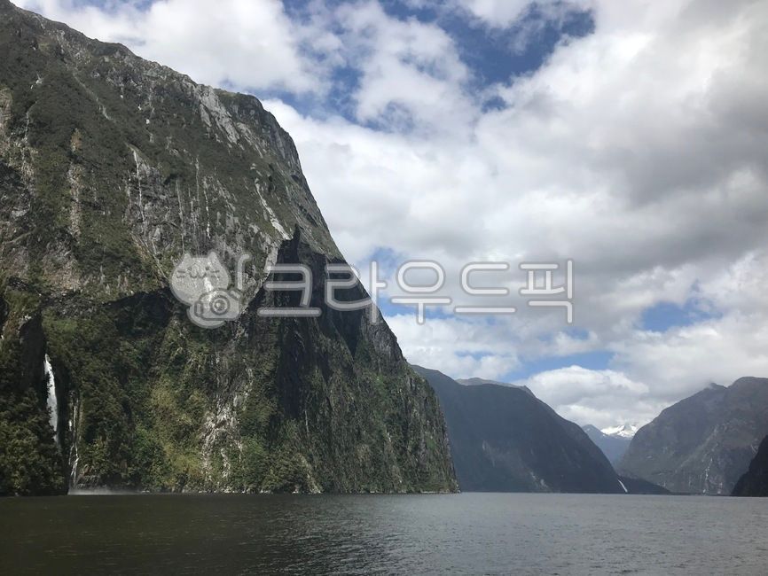 mountainrange,Overseas,magnificent,foreign country,cloud,beautiful,view,mountain,overseas scenery,land mark,sky,milfordsound,nature,world nature,mountain range,slope,water,New Zealand,newzealand,outdoors,background,Milford Sound,landscape,backgound