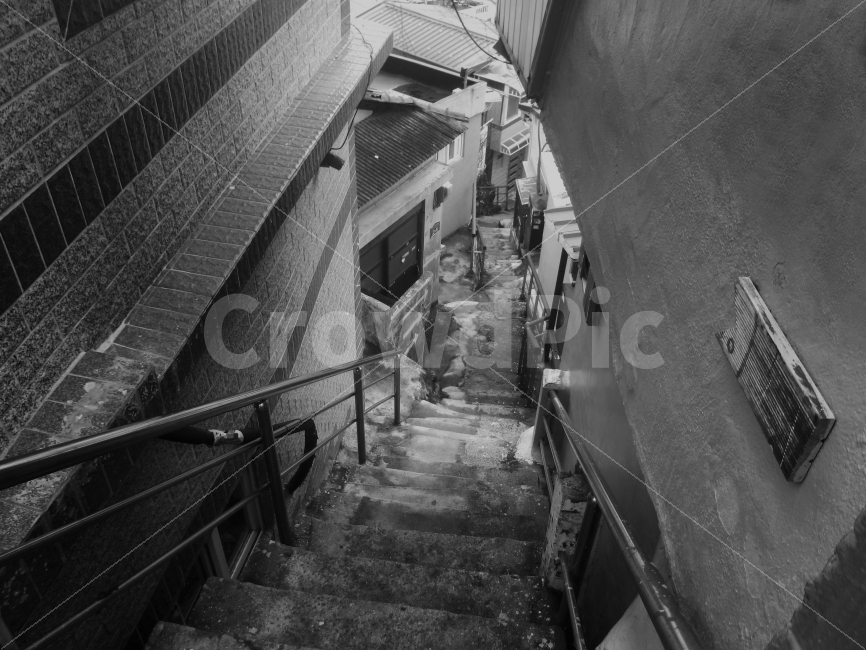 흑백사진,계단,골목,길,거리,건물,도시,풍경,city,landscape,건축물,건물외관,exterior,building,structure,architecture,construction,흑백,모노톤,monochrome,black and white,banister,난간,handrail,road,도로,urban,어반,town,시티,street