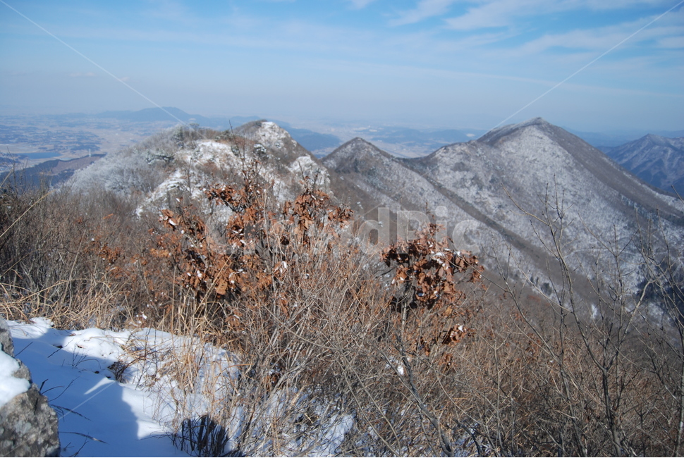 wind noise,beauty,Snow,ecosystem,greatness of nature,scenery,trees,mountain climbing,healing,mountain,natural recreation forest,season,land,ridge,Bangjangsan Mountain,mysterious mountain,Korea,watercolor painting,sky,nature,famous Korean mountain,relaxati