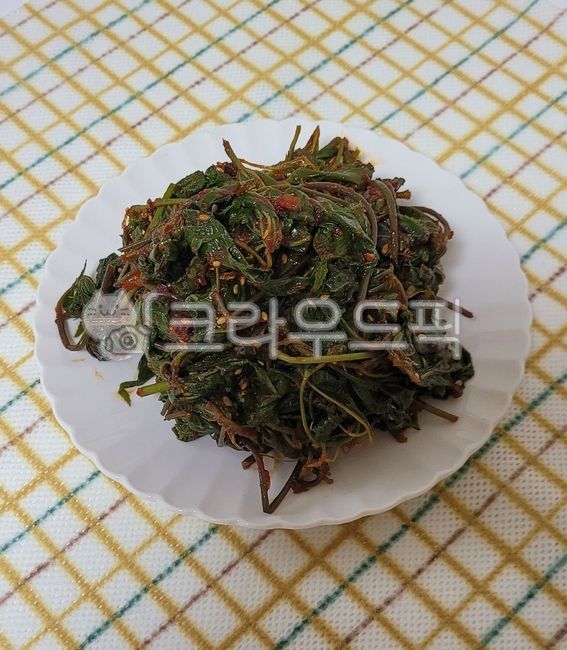 엄나무순무침,엄나무순,엄나무순고추장무침,엄나무순요리,봄나물,산나물,들나물,엄나무새순무침,음식,food,식재료,접시