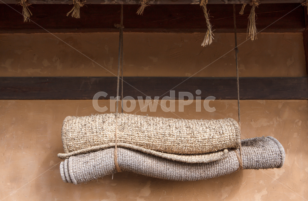 배경,오브젝트,초가집,초가,처마,멍석,멍석말이,끈,새끼,볏짚,줄,벽,황토벽,전통가옥,농가,농촌,건물,건축,건축물,짚,과거,전통,민속,한국전통,한옥,시골,전원