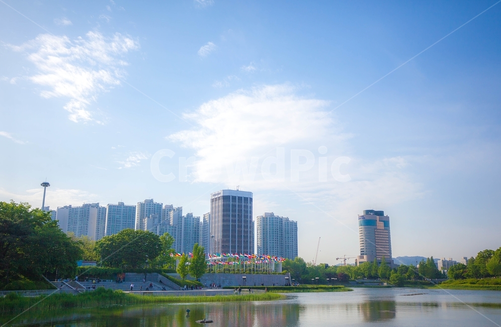 공원,호수,구름,하늘,나무,풍경,도시,풍경,city,landscape,건축물,건물외관,exterior,building,structure,architecture,construction,water,물,건물,office building,사무실 건물,outdoors,옥외,nature,자연