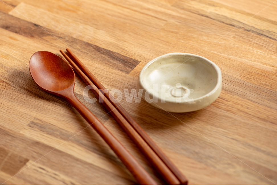 수저,숟가락,젓가락,종지,종지그릇,그릇,나무,원목,로우앵글,정갈한,수저세트,수저셋트,사물,물건,오브젝트,thing,object,matter,연출,컨셉,콘셉,direction,concept