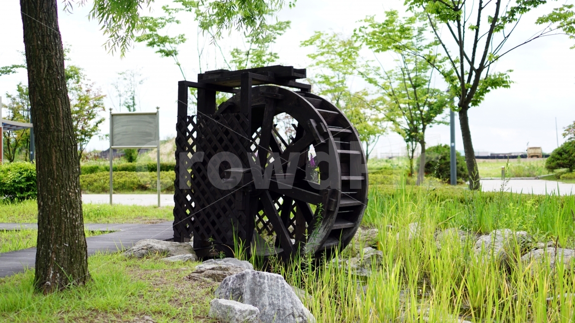 물레방아,공원,잔디밭,나무,돌,바위,하늘,식물,자연,풍경,정자,한옥,지붕,기와,landscape,한국,한국적인,한국문화,문화,korea,산책,감성,감성사진,힐링,힐링사진,스냅,스냅사진,스넵,스넵사진,snap
