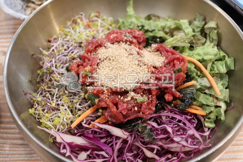 육회비빔밥,육회덮밥,육회,생고기,참기름,깨가루,채소비빔,새싹채소,적양배추,상추,당근채,김가루,비빔그릇,스테인리스볼,한식덮밥,한국음식,혼밥메뉴,회식메뉴,맛집메뉴,푸드클로즈업,yukhoebibimbap,rawbeefbowl,yukhoe,beeftartare,sesamepowder,sesameoil,microgreens,purplecabbage,lettuce,shreddedcarrot,seaweedflakes,stainlessbowl,Koreanricebowl,mixedrice,Koreancuisine,restaurantdish,popularmenu,foodcloseup,colorfulsalad,freshveggies