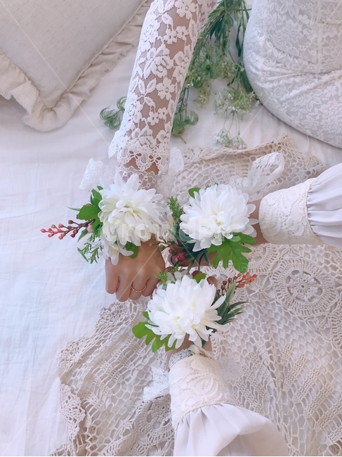 브라이덜샤워,브라이덜,꽃팔찌,조화팔찌,팔찌,조화,수제꽃팔찌,사람,인물,인간,human,person,신체일부,몸,body,결혼,혼례,웨딩,wedding,marriage,marry