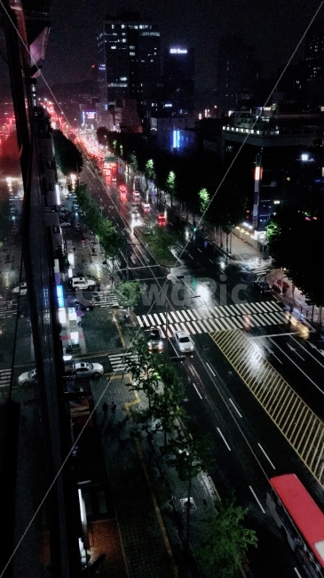 강남,비오는날,야경,비오는거리,비,길거리,센치함,도시,풍경,city,landscape,교통,교통수단,traffic,transportation,야경,밤,nightscape,night,road,도로,intersection,교차로,asphalt,아스팔트