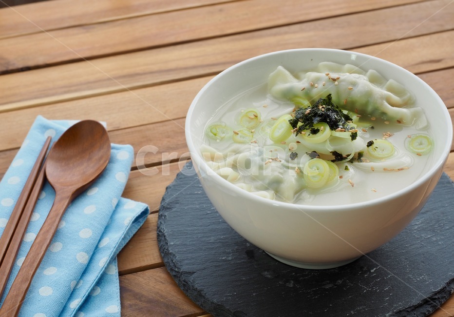 한국음식,떡국,떡만두국,만두국,식품,한식,한국문화,한국,배경,음식문화,웰빙,문화,아시아,아시아음식,접시,전통,설날,추석,음식,추석음식,설날음식,명절,명절음식,koreanfood,korea,koreanculture,food,background,foodculture,wellbeing,culture,asia,asianfood,dish,tradition,bowl,사발,음식,식재료,요리,food,cook,meal,dishes,food reserves,한식,한국음식,한국요리,korean food,korean dishes,korean meal,korean cook