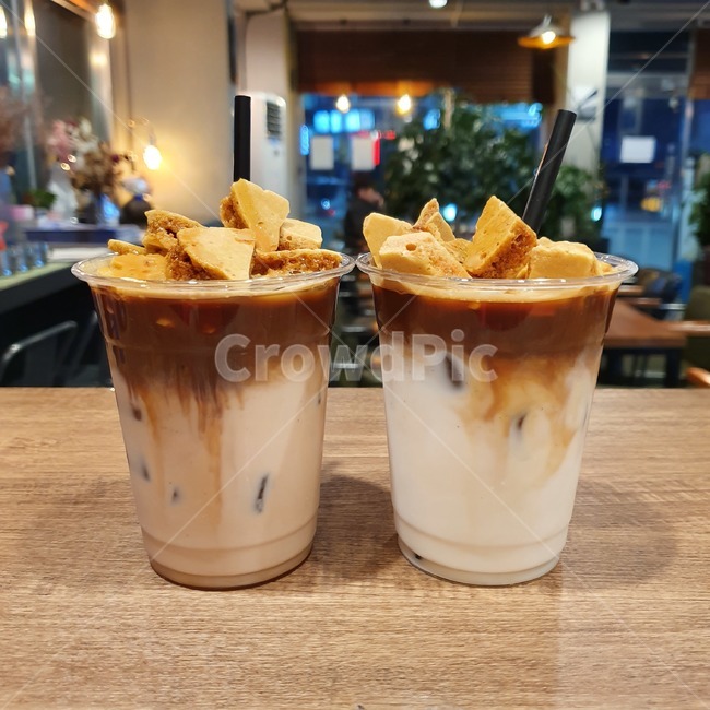 달고나라떼,달고나밀크티,달고나,달고나카페라떼,카페음료,카페라떼,라떼,음료,커피,커피숍,우유,milk,drink,마실것