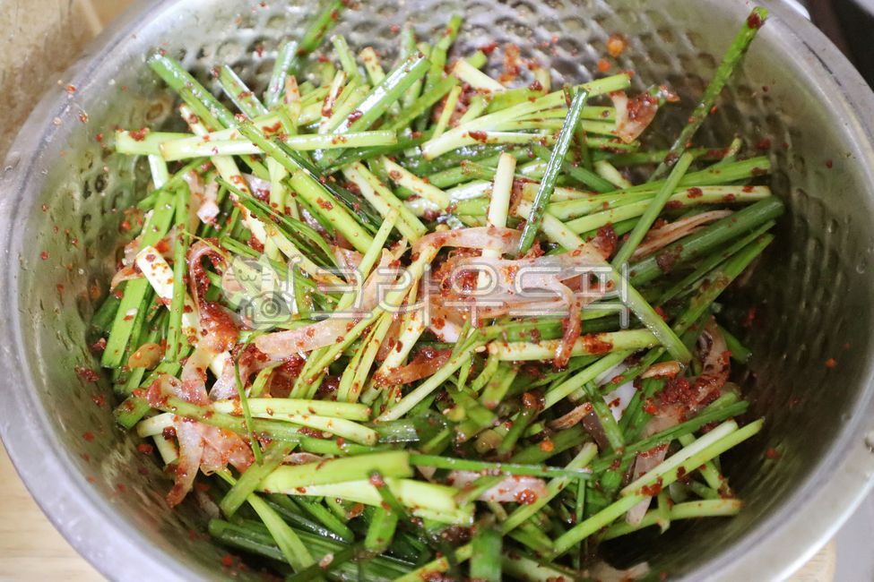 부추,부추요리,파요리,겉절이,부추겉절이,잎,요리,농업,향신료,비타민,자르다,샐러드,재료,날것의,파,채소