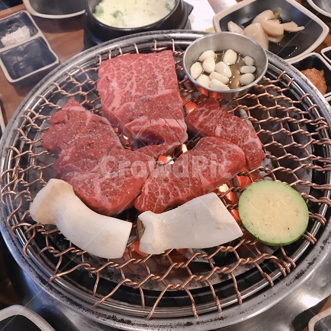 소고기,소,고기,특수부위,구이,숯불,버섯,홈호박,호박,기름장,마늘,기름,고기집,불판