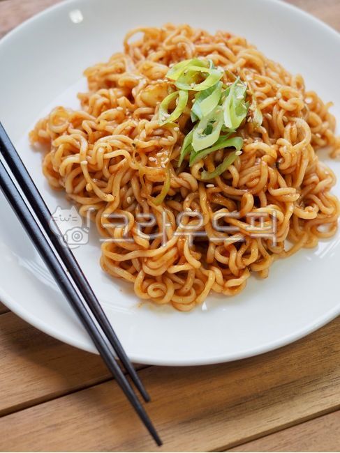 라면,라볶이,음식,배경,아시아음식,한국음식,인스턴트음식,매운음식,파,ramen,rabokki,food,background,asianfood,koreanfood,instantfood,spicyfood,wave,음식,식재료,요리,food,cook,meal,dishes,food reserves,면류,면요리,noodles