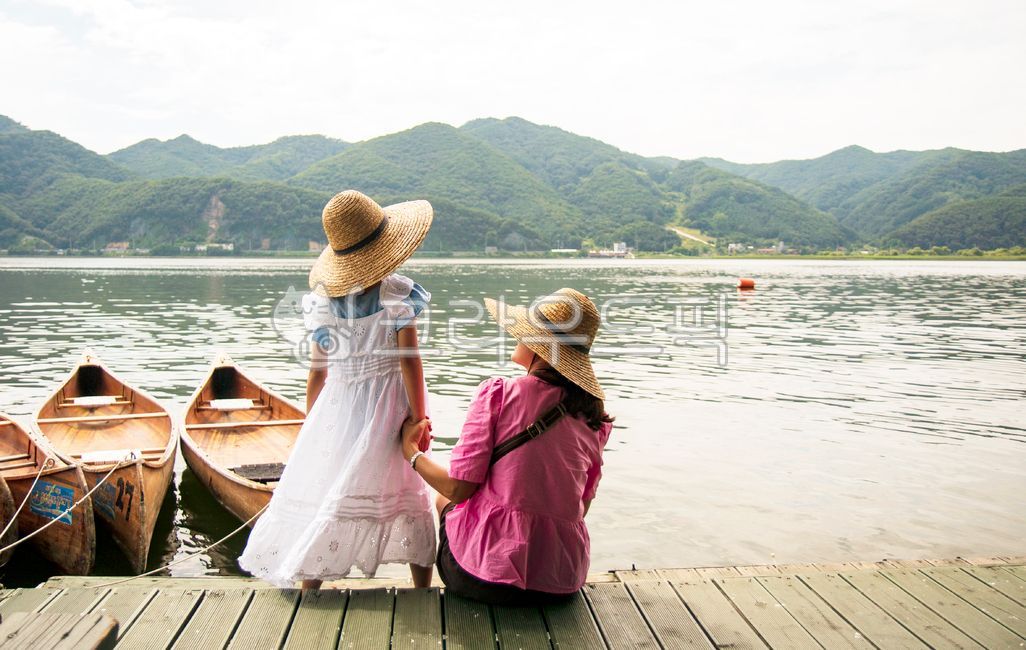 rowing boat,canoe,family trip,Bukhan River,mother and daughter,girl,straw hat,boat,mother,Chuncheon,summer vacation,canoe experience