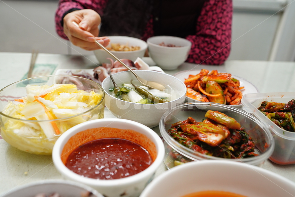 집밥,한식,음식,요리,정성,먹방,야채,백김치,김치,한국,식사,먹거리,사람,인물,인간,human,person,신체일부,몸,body,음식,식재료,요리,food,cook,meal,dishes,food reserves,한식,한국음식,한국요리,korean food,korean dishes,korean meal,korean cook