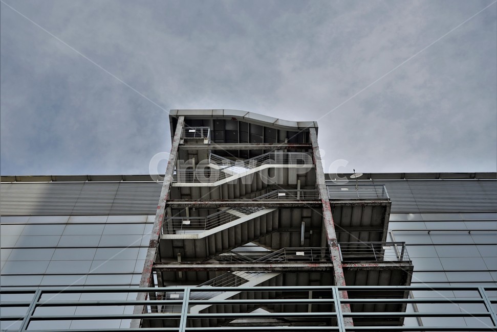 계단,주차장,하늘,철골구조,건물,딱딱함,시설물,비상계단,stairs,emergency,metal,steelconstruct,building,건축물,건물외관,exterior,building,structure,architecture,construction