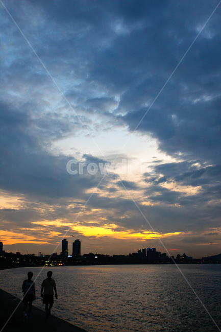 person,사람,human,인간,nature,자연,outdoors,옥외,sunset,일몰,dusk,황혼,redsky,붉은하늘,sky,하늘,한강,운동,저녁노을,저녁놀,산책,시민공원,저녁,산보,풍경,도시,건강,한강공원,다이어트,두사람,두명,2인,2명,걷기,트레이닝,연습,휴일,휴무,쉬는날,건강한,야외,실외