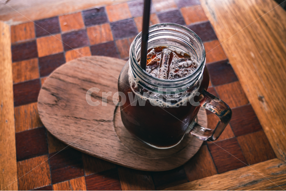 아메리카노,아이스,원목테이블,원목,음료,카페,아이스아메리카노,컵,유리컵,얼음,ice,cafe,coffee,icecoffee,americano,롱블랙,longblack,커피,체크무늬테이블,빨대,여름,커피,카페,coffee,cafe,감성,sensible,feeling