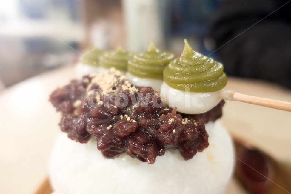 팥빙수,디저트,얼음,당고,떡,우유,팥,설탕,카페,후식,콩고물,전통,전통음식,음식,녹차,앙금,초록,갈색,흰색,깨끗함,추운,겨울,여름,시원함,dessert,ice,ricecake,milk,redbean,sugar,sweet,cafe,tradition,food,traditionfood,greentea,green,brown,white,clear,clean,cold,winter,summer,cool,한국,일본,일본디저트,빙수,음식,식재료,요리,food,cook,meal,dishes,food reserves,디저트,간식,후식,dessert,snack