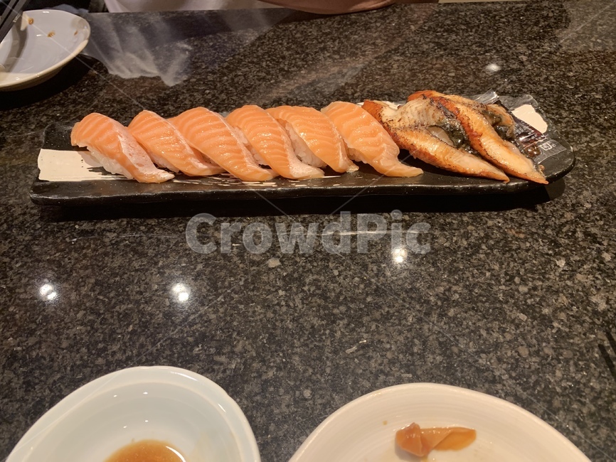 훈제연어초밥,연어초밥,초밥,연어,훈제연어,밥,쌀밥,흰쌀밥,일본음식,음식,일본,생선,물고기,식당,음식점,테이블,식탁,접시,smokedsalmon,salmon,sushi,japanfood,japan,food,restaurant,dine,table,dishes,fish,rice