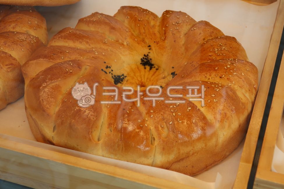 Kyrgyz bread,wheat bread,bread,Repeshka,Central Asia,food,oven bread,traditional bread,tradition,cooking