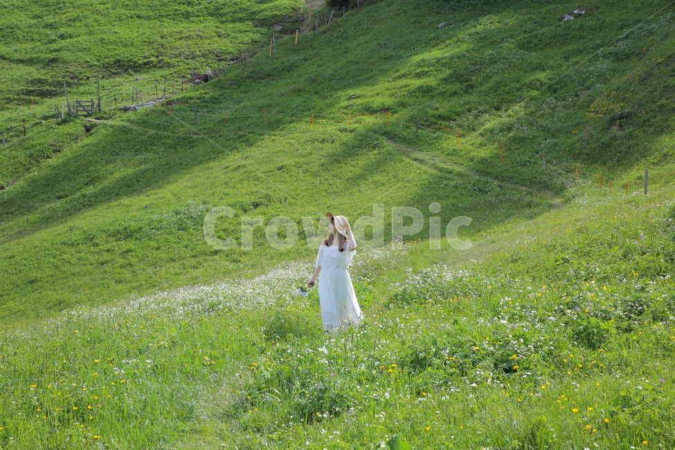 들판,grassland,목초지,field,들,outdoors,옥외,apparel,의복,clothing,의류,nature,자연,grass,잔디,plant,식물,dress,드레스,person,사람,human,인간,female,여자,자연,풍경,nature,landscape,사람,인물,인간,human,person,여성,여자,woman,female,lady,여행,휴가,traveling,vacation,trip