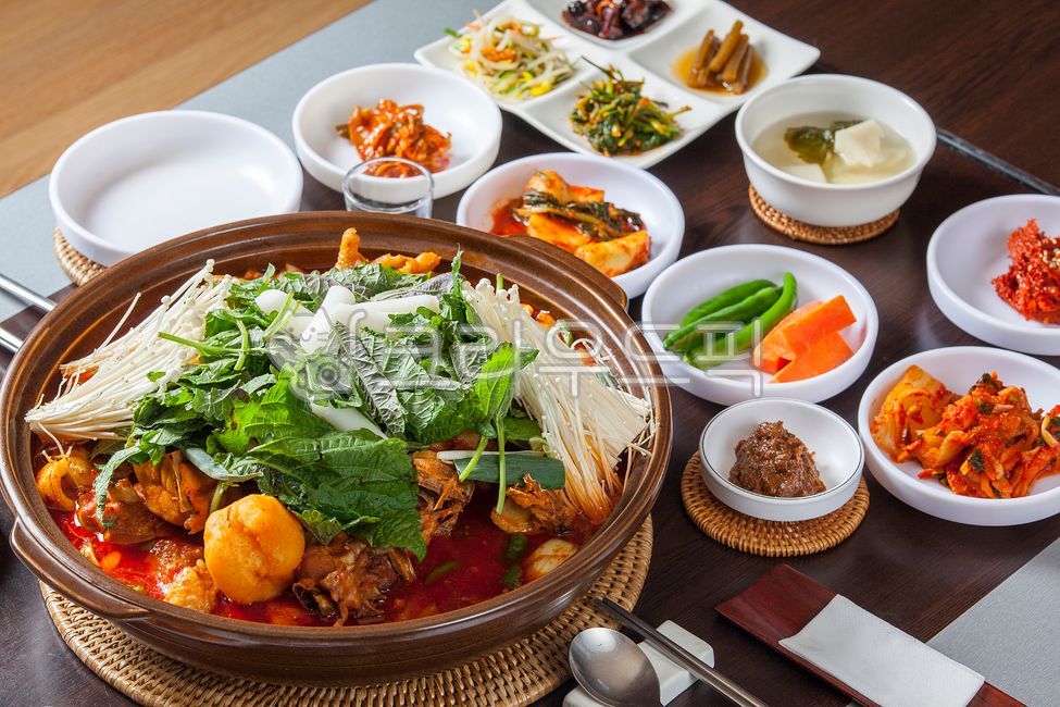 pepper,tray,Spoon holder,Chicken dishes,chicken,local food,Rattan,Chicken doritang,soybean paste,plate,green onion,bamboo tray,potato,bamboo stand,Korean food,rattan support,plate holder,rattan tray,Altarimu,mushroom,delicacy,kimchi,folk food,Korean,Nativ
