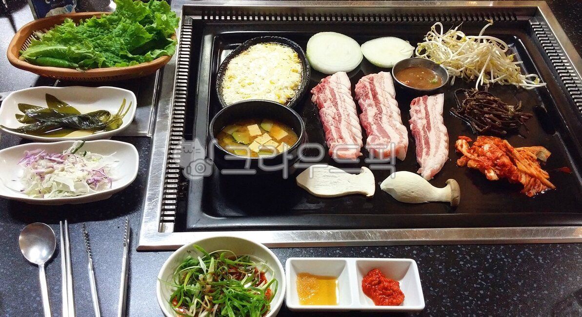 제주흑돼지,흑돼지,삼겹살,오겹살,돼지고기,고기,돼지,육류,제주도,한상차림,구이,상차림,밑반찬,반찬,돌판,배추김치,숙주나물,김치,고사리,양파,버섯,옥수수콘,콘옥수수,옥수수,옥수수콘치즈구이,야채,채소,된장찌게,된장찌개,갈치속젓,음식,명이나물,쌈,상추,바베큐,생고기,쌈채소,요리,식사,먹방,밥도둑,식재료,한식,한국음식,한국요리,meal,food,bbq,dish,cook,koreanfood,pork,meat