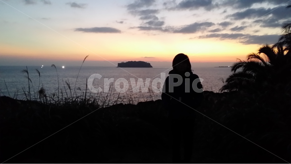 바다,섬,자연,풍경,노을,sea,sky,rock,cloud,island,제주도,jeju,풀,nature,구름,sunset,해,자연,풍경,nature,landscape,한국자연풍경,한국자연경관,korea nature landscape,사람,인물,인간,human,person,인물실루엣,사람실루엣,character silhouette,human silhouette,outdoors,옥외,하늘,ocean,대양,water,물,shoreline,해안선,dusk,황혼,red sky,붉은 하늘,일몰,dawn,새벽