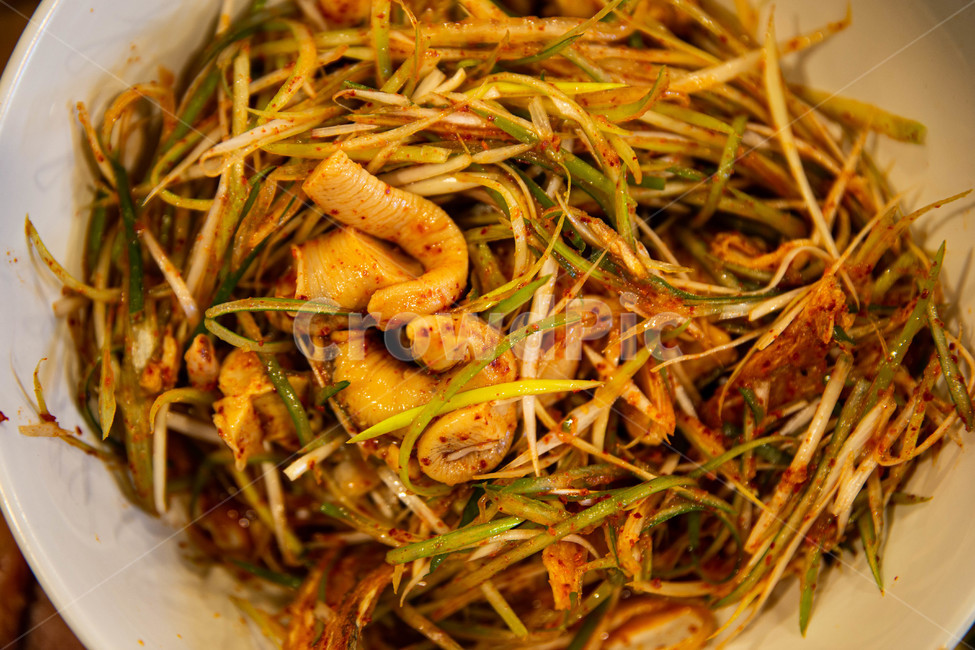 welshonion,greenonion,Seasoned whelk,Drink snacks,spicyseasnailssalad,relishes,Korean traditional food,springonion