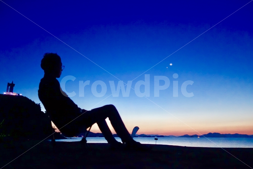 여유,휴식,바다,새벽,파도소리,적막,사람,인물,인간,human,person,감정표현,기분,feeling,emotion,인물실루엣,사람실루엣,character silhouette,human silhouette,휴식,힐링,rest,relaxation,healing,고독함,외로움,쓸쓸함,우울함,슬픔,lonely,solitary,sitting,좌석,silhouette,실루엣