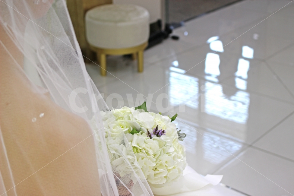 결혼,결혼식,웨딩,marriage,wedding,신부,bride,웨딩드레스,dress,부케,bouquet,꽃다발,신부대기실,감성사진,배경사진,평화로운,분위기,차분한,차분함,평화로움,scene,ambience,atmosphere,calm,peaceful,tranquil,still,background,기념일,축하,anniversary,congratulation,celebrate,celebration,사람,인물,인간,human,person,여성,여자,woman,female,lady,결혼,혼례,웨딩,wedding,marriage,marry,연출,컨셉,콘셉,direction,concept