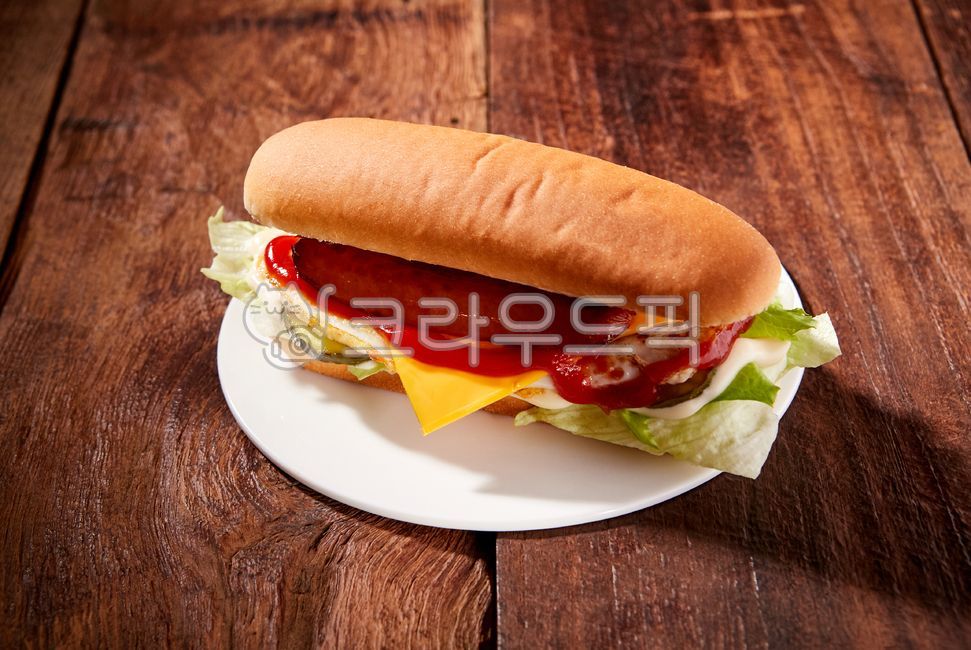 bread,wooden table,fast food,still life,plate,vegetable,brown,lettuce,food,cheese,Sandwich,burger,ham,meat,western food