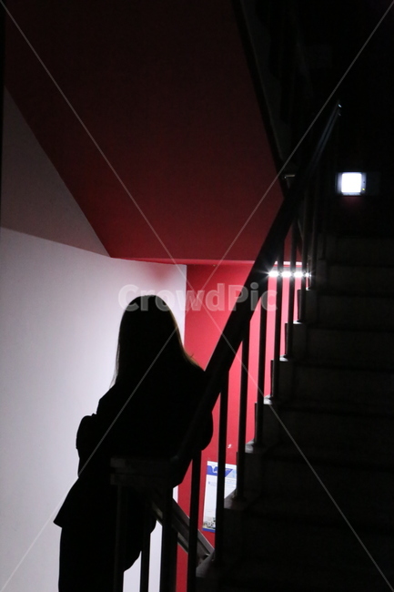 대비,그림자,뒷모습,어둠,shadow,사람,빛,계단,실내,감성사진,dark,light,human,people,빨강,실루엣,여자,여성,긴머리,red,woman,girl,longhair,stair