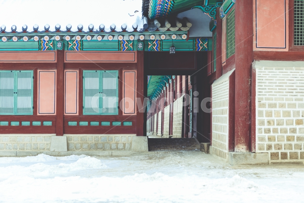 경복궁,겨울,눈,동양,오리엔탈,문,통로,겨울,계절,winter,season,한국전통,한국문화,korean traditional,korean culture,랜드마크,landmark,tourist attraction,한국랜드마크,한국관광지,한국명소,korea landmark,korea tourist attraction,건축물,건물외관,exterior,building,structure,architecture,construction