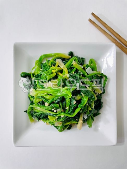 시금치,시금치나물,음식,시금치반찬,시금치요리,한국음식,한국요리,채소,야채,채소반찬,야채반찬,반찬,초록,식재료,젓가락,식물,spinach,spinachdish,sidedish,chopsticks,koreanfood,koreandish,green,vegetable,plant,food