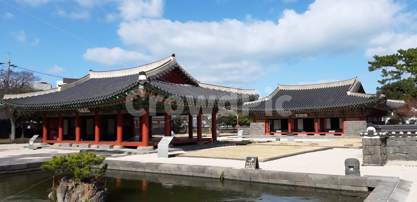 제주,제주목관아,기와,연못,구름,한국전통,한국문화,korean traditional,korean culture,건축물,건물외관,exterior,building,structure,architecture,construction