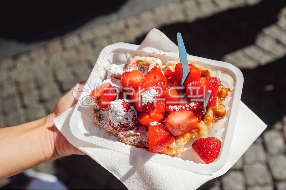 와플,딸기,벨기에와플,벨지움와플,딸기와플,토핑,벨기에,브뤼셀,과일,간식,디저트,길거리음식,음식,달콤한