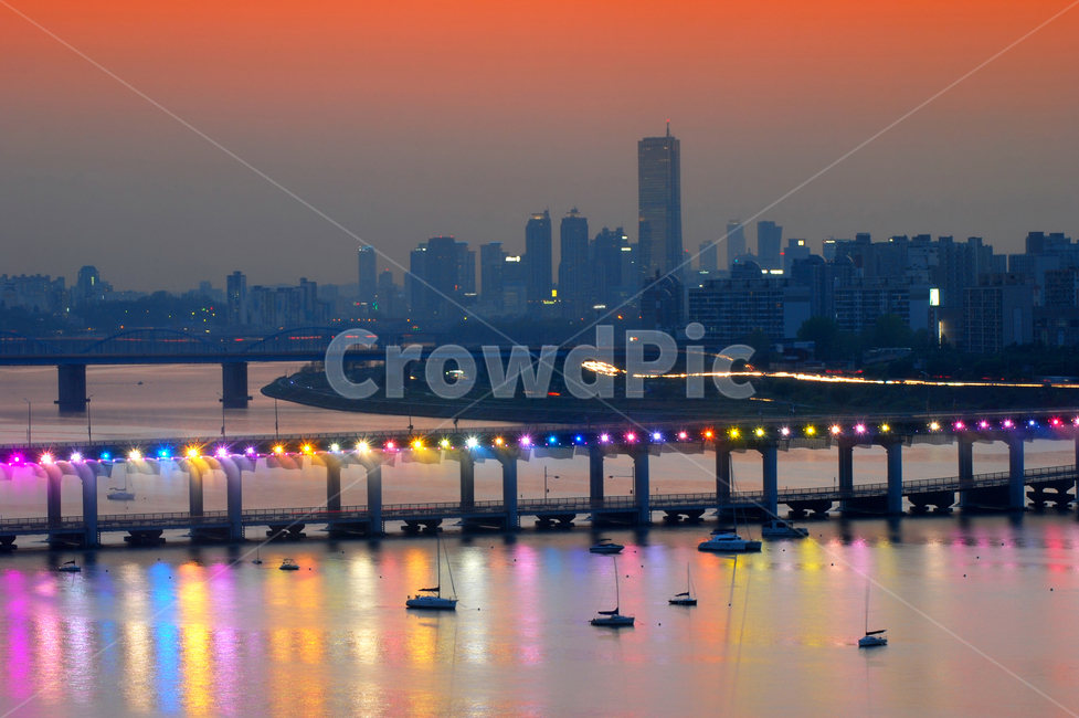 반포대교,잠수교,한강,분수,낙하분수,달빛무지개분수,무지개분수,달빛,무지개,명소,야경,빛,불빛,배,요트,강,물,강변,한강변,아파트,빌딩,63,63빌딩,노을,풍경,하늘,해질녘,저녁,밤,파노라마,아름다운,다리,교량,대교,서울,한국,야경,밤,풍경,nightscape,night,landscape,도시,city,한국도시풍경,한국도시경관,korea cityscape