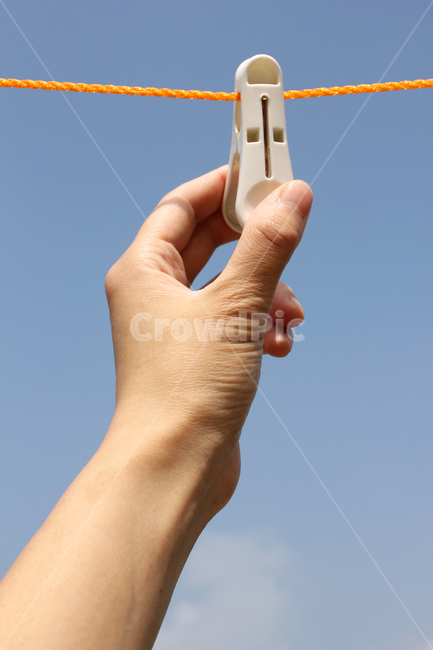 하늘,낮하늘,파란하늘,블루,빨랫줄,빨래줄,빨래,집게,빨래집게,로우앵글,화이트,흰색,파랑,빨래걸이,손,핸드,여자손,잡기,신체,신체부위,사람,인물,인간,human,person,신체일부,몸,body,사물,물건,오브젝트,thing,object,matter