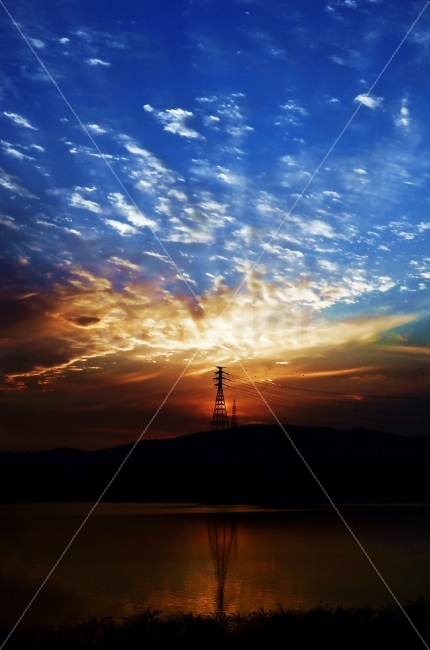 노을,일몰,반영,석양,하늘,색감,색깔,그라데이션,강,강가,해,태양,햇빛,구름,자연,풍경,nature,landscape,outdoors,옥외,sky,dawn,새벽,sunset,red sky,붉은 하늘,dusk,황혼,sunlight