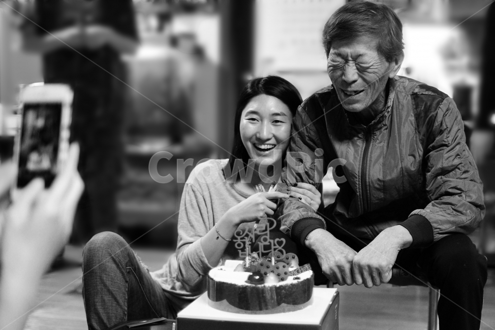 인생,가족,생일,생신,케익,웃음,행복,며느리,딸,아빠,셀카,birthday,happyday,가정의달,어버이날,효도,아버지,사람,인물,인간,human,person,얼굴표정,facial expression,face,가족,패밀리,family,기념일,축하,anniversary,congratulation,celebrate,celebration,흑백,모노톤,monochrome,black and white