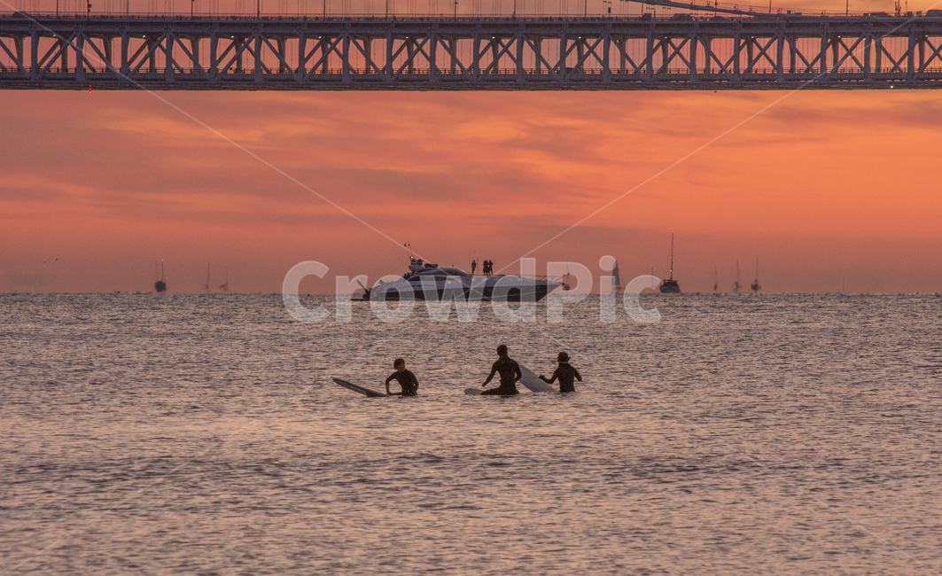 boat,보트,vehicle,transportation,교통,human,인간,person,사람,일출,sunrise,광안리,광안대교,서핑,surfing,여행,휴가,traveling,vacation,trip,스포츠,레저,운동,sports,leisure,exercise