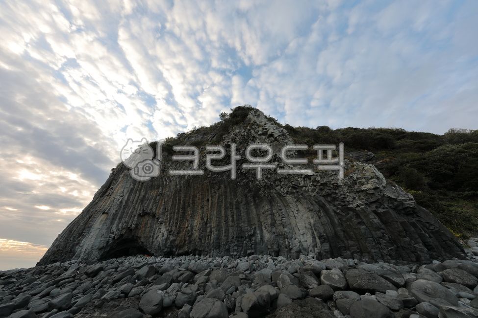 sky,Cliff,cliff,nature,Columnar joints,rock,rock wall,cloud,Beach,Coast,outdoors,brow,Gaetkkak Columnar Joint