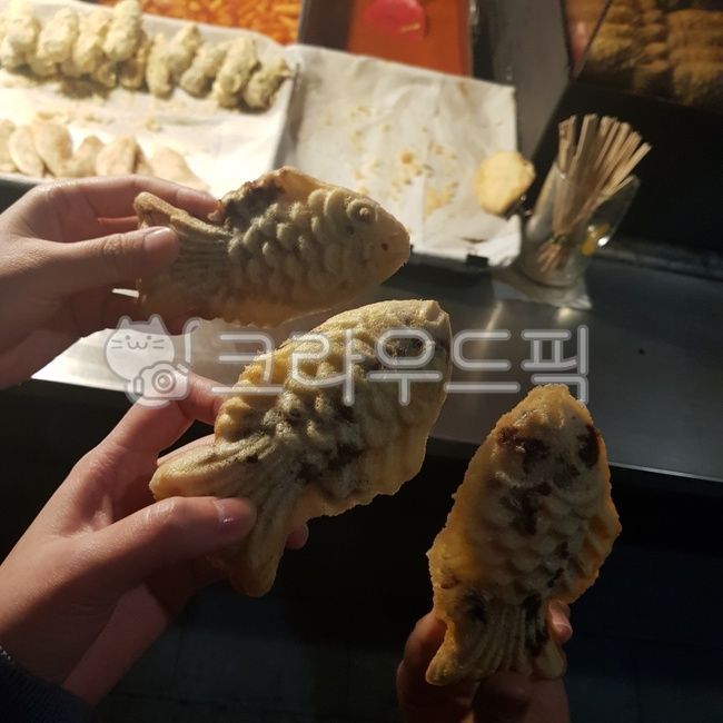 winter snack,winter night,fish bread,winter,food truck